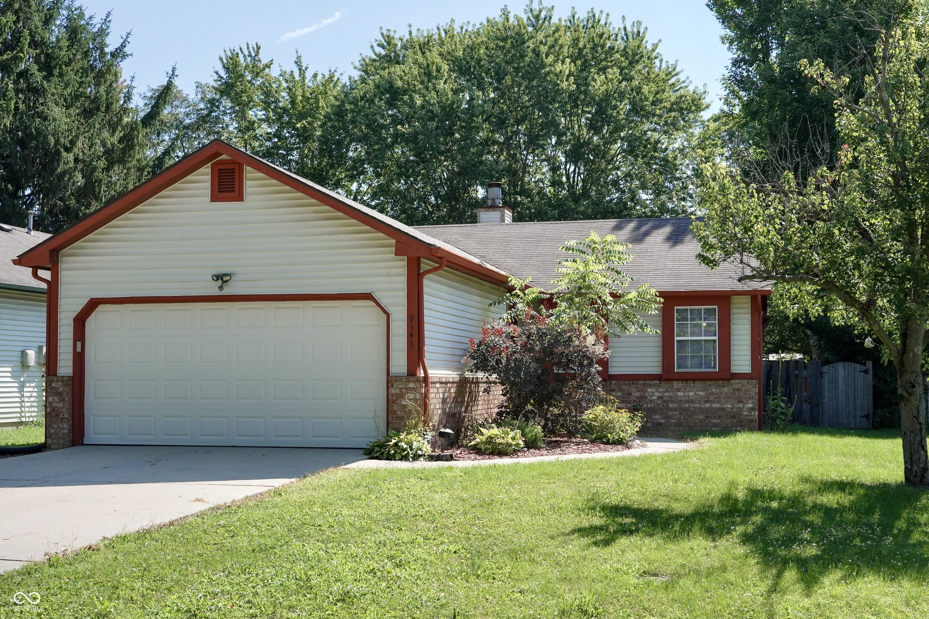 9143 Warwick Road Indianapolis, IN 46240 - Photo 2 of 48