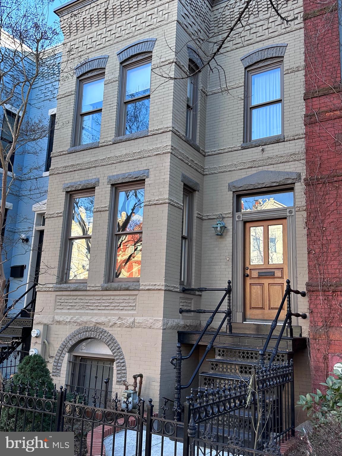 Handsome bayfront home, steps to Union Station