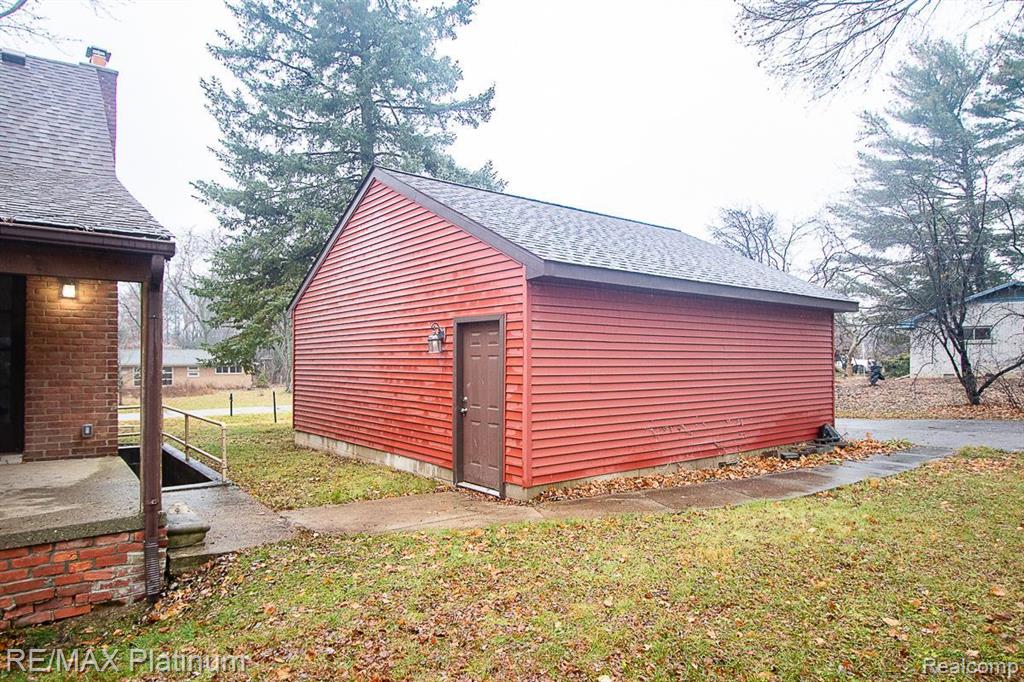 33166 Raphael Road Farmington Hills, MI 48336 - Photo 6 of 50
