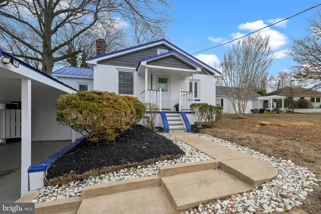 a view of a house with backyard