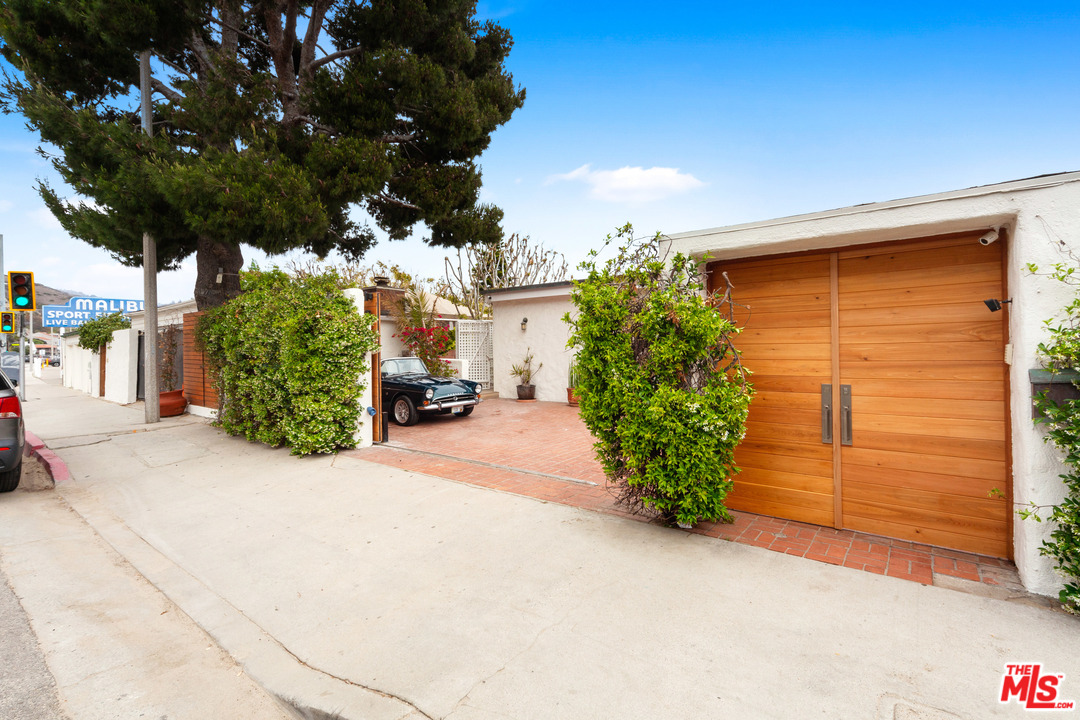 23018 Pacific Coast Highway Malibu, CA 90265 - Photo 21 of 38