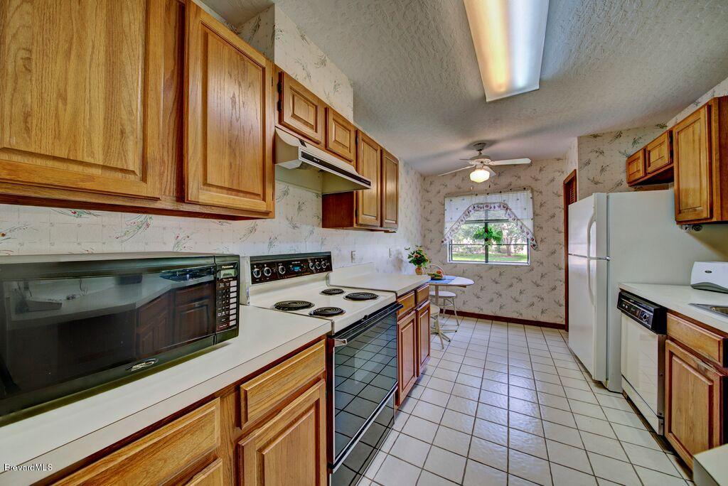 858 Ridge Lake Drive Melbourne, FL 32940 - Photo 10 of 25 Kitchen with Breakfast nook