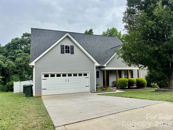 $350,000 | 229 17th Avenue Southeast, Hickory, NC 28602