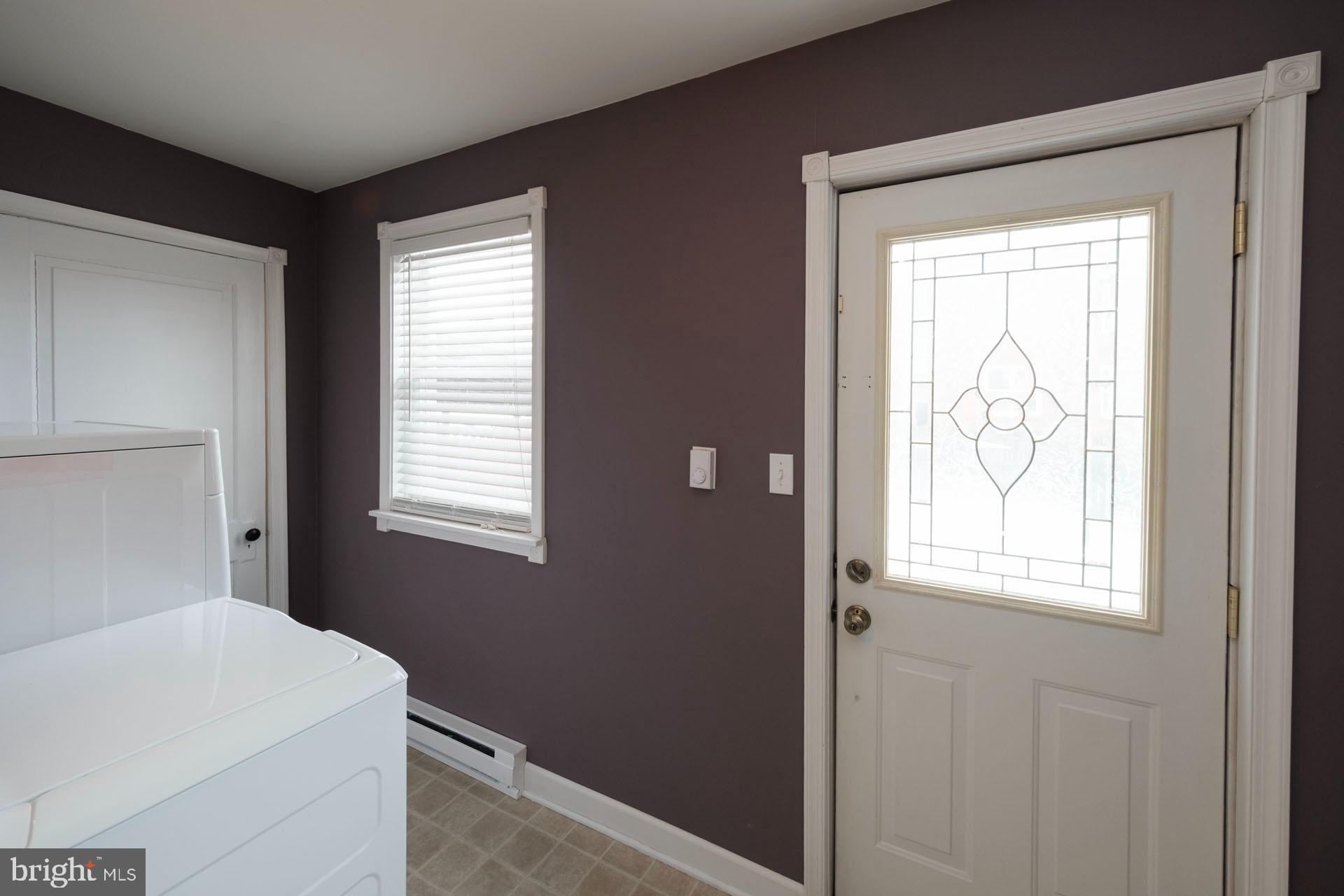 41 North Carroll Street Reading, PA 19611 - Photo 13 of 33 a room that has a window in it