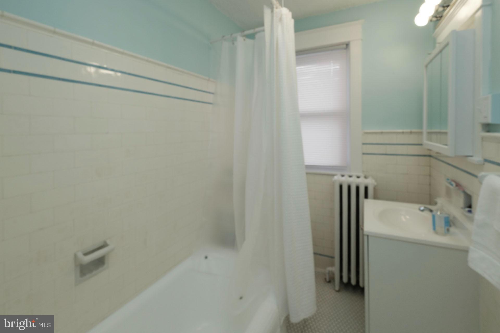 41 North Carroll Street Reading, PA 19611 - Photo 18 of 33 a bathroom with a tub and a sink