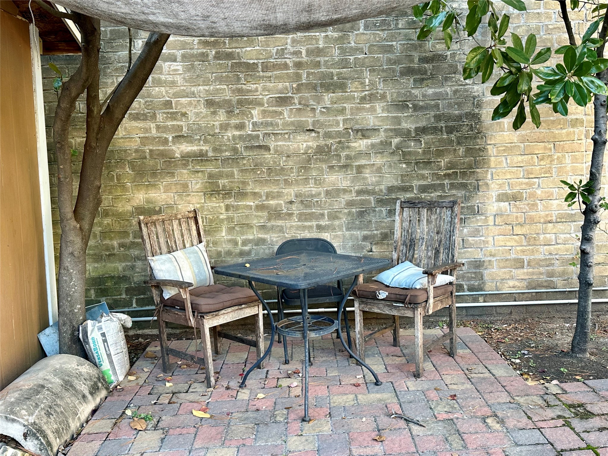 1109 Autrey Street, Unit 1 Houston, TX 77006 - Photo 20 of 28 Cozy sitting area on the grounds