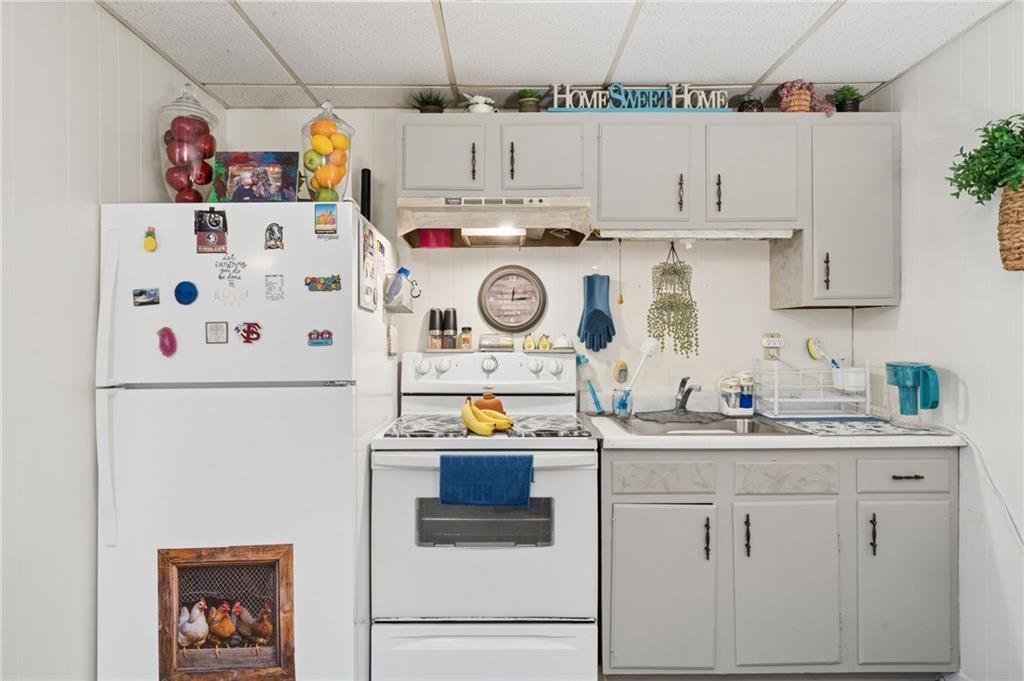 1154 Pittsburgh Road Valencia, PA 16059 - Photo 20 of 37 Left unit kitchen