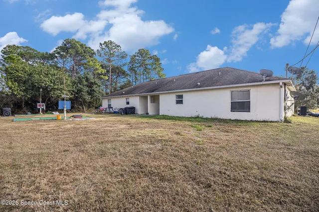 a view of a house with backyard