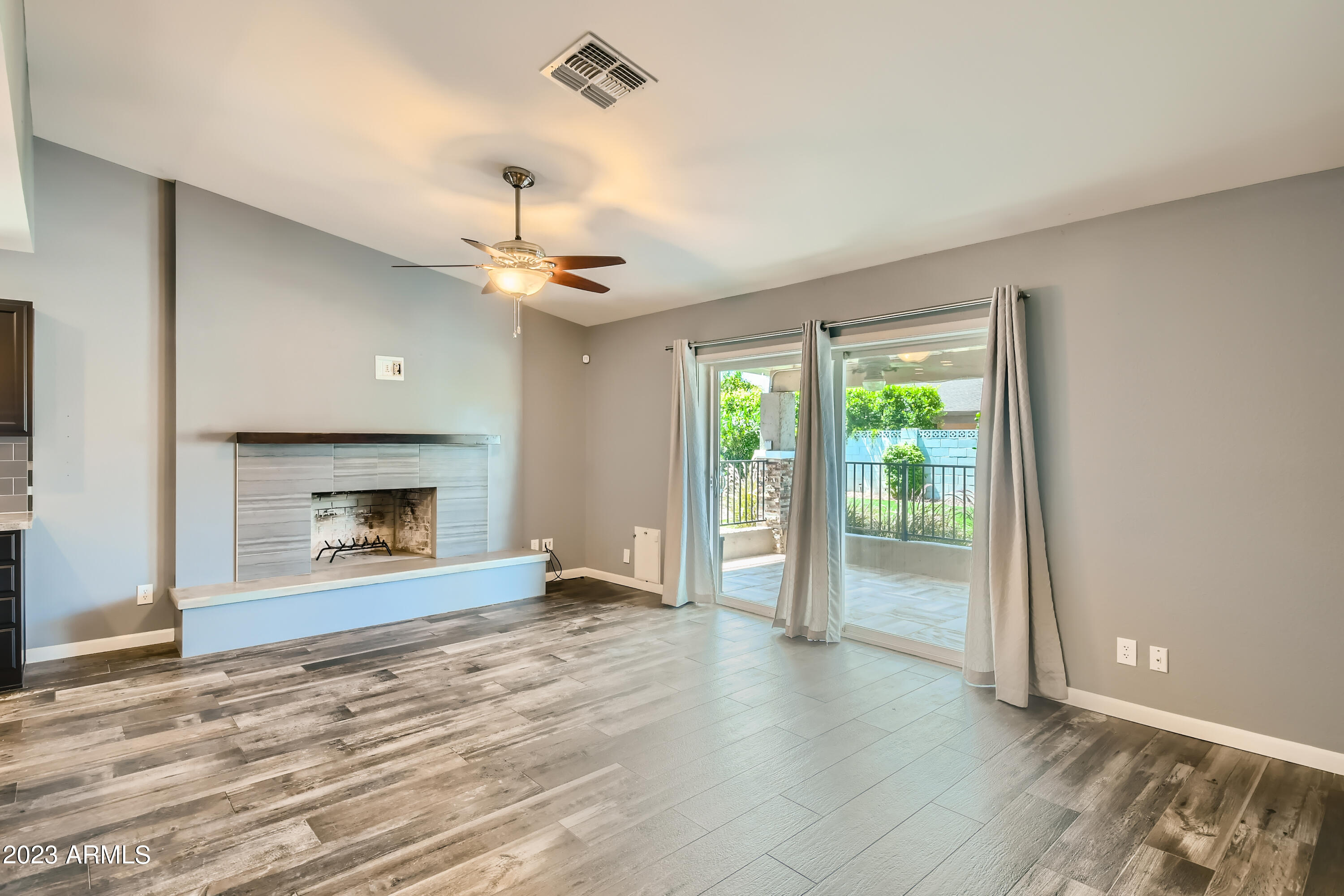 2432 West Hearn Road Phoenix, AZ 85023 - Photo 11 of 27 12 Family Room