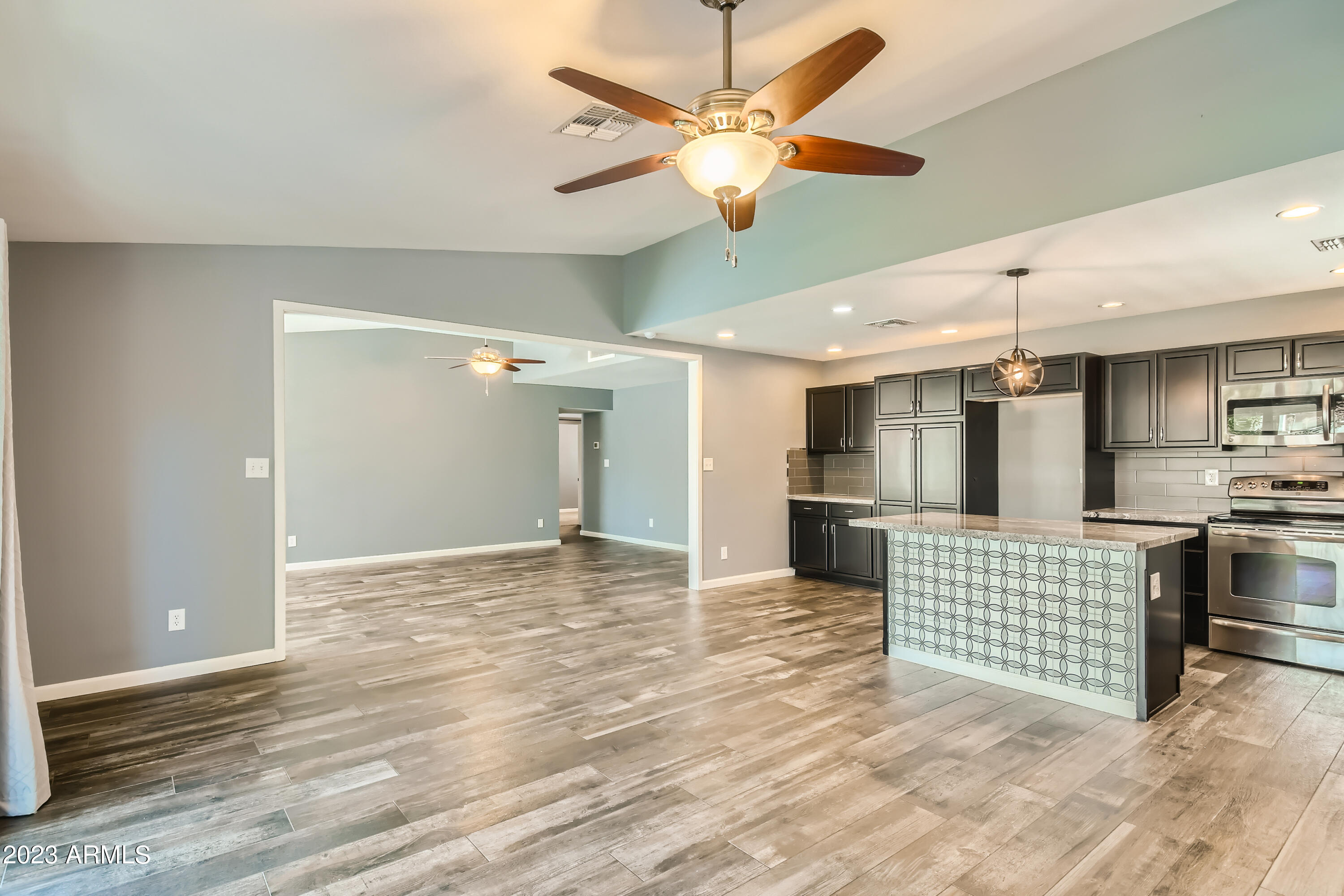 2432 West Hearn Road Phoenix, AZ 85023 - Photo 12 of 27 13 Family Room