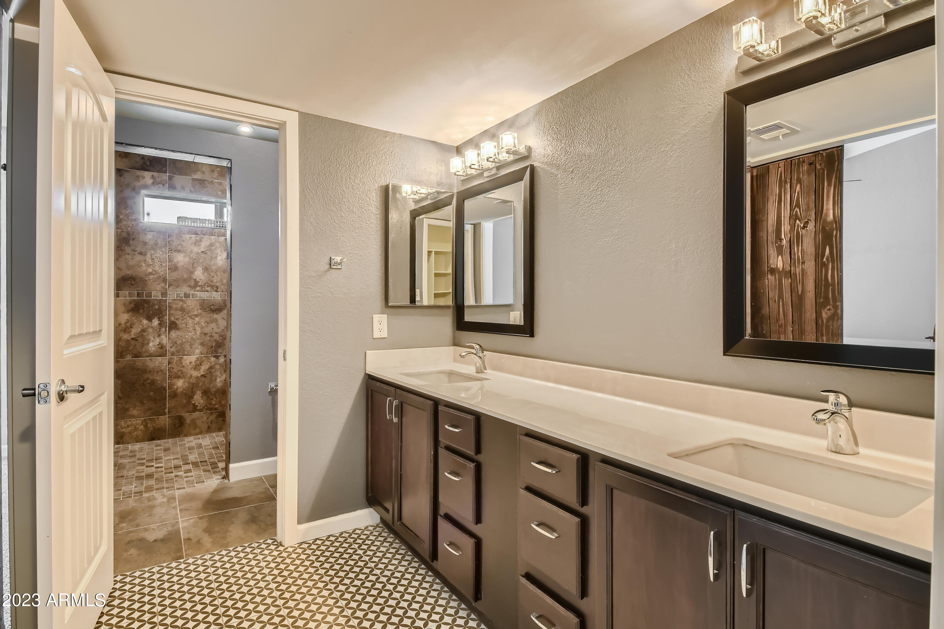 2432 West Hearn Road Phoenix, AZ 85023 - Photo 15 of 27 16 Primary Bathroom