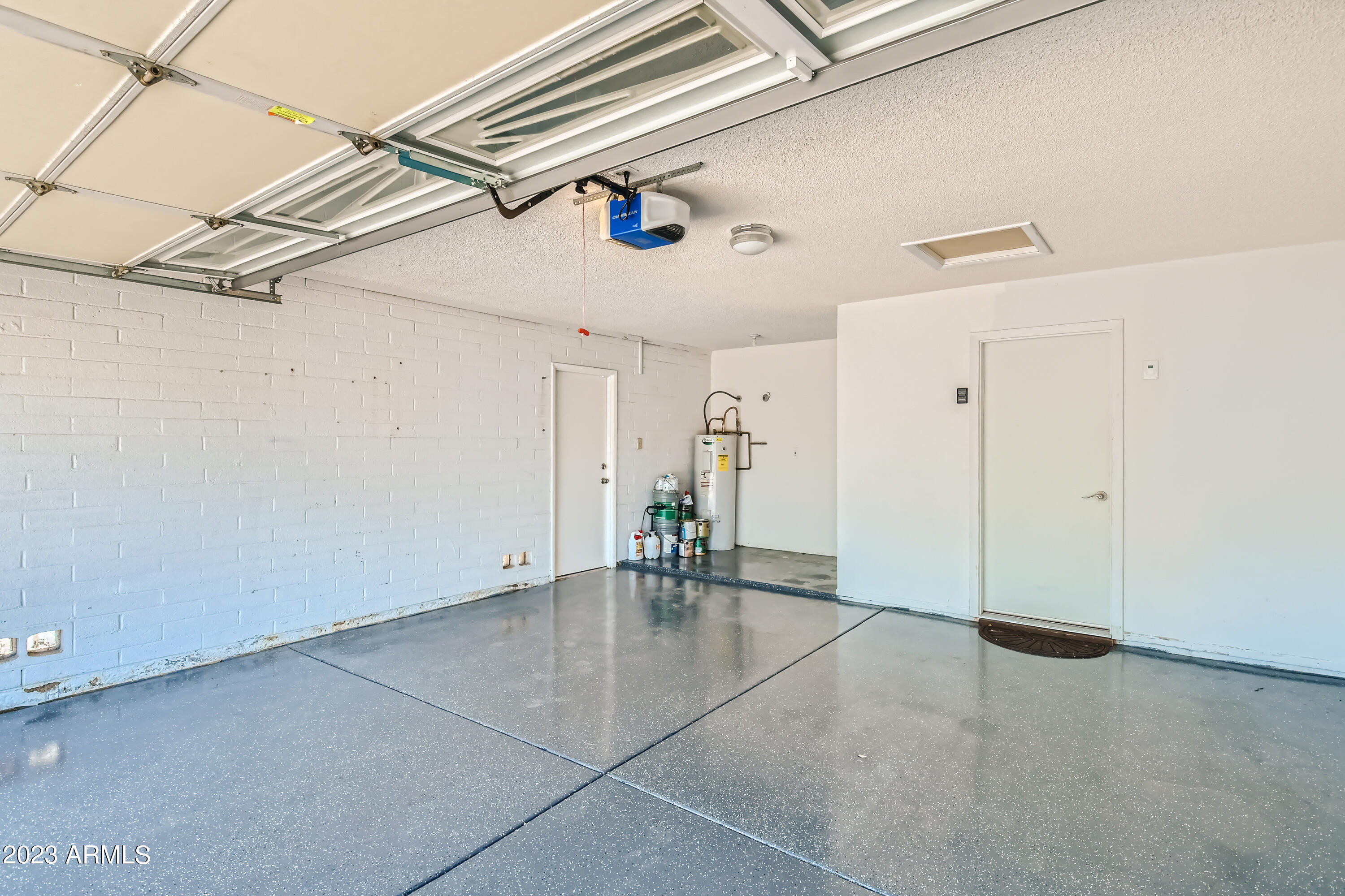 2432 West Hearn Road Phoenix, AZ 85023 - Photo 21 of 27 23 Garage