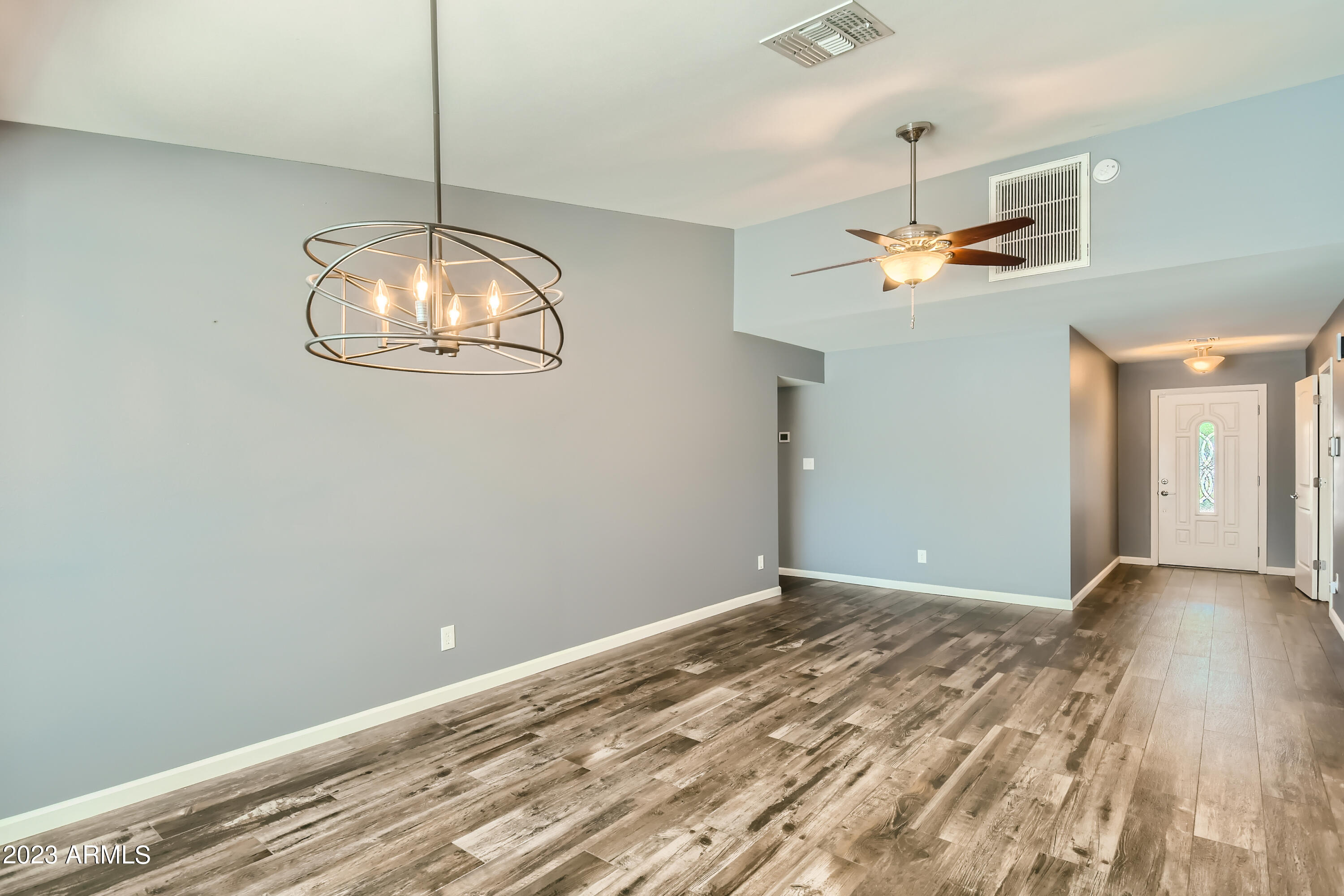 2432 West Hearn Road Phoenix, AZ 85023 - Photo 7 of 27 07 Living Room