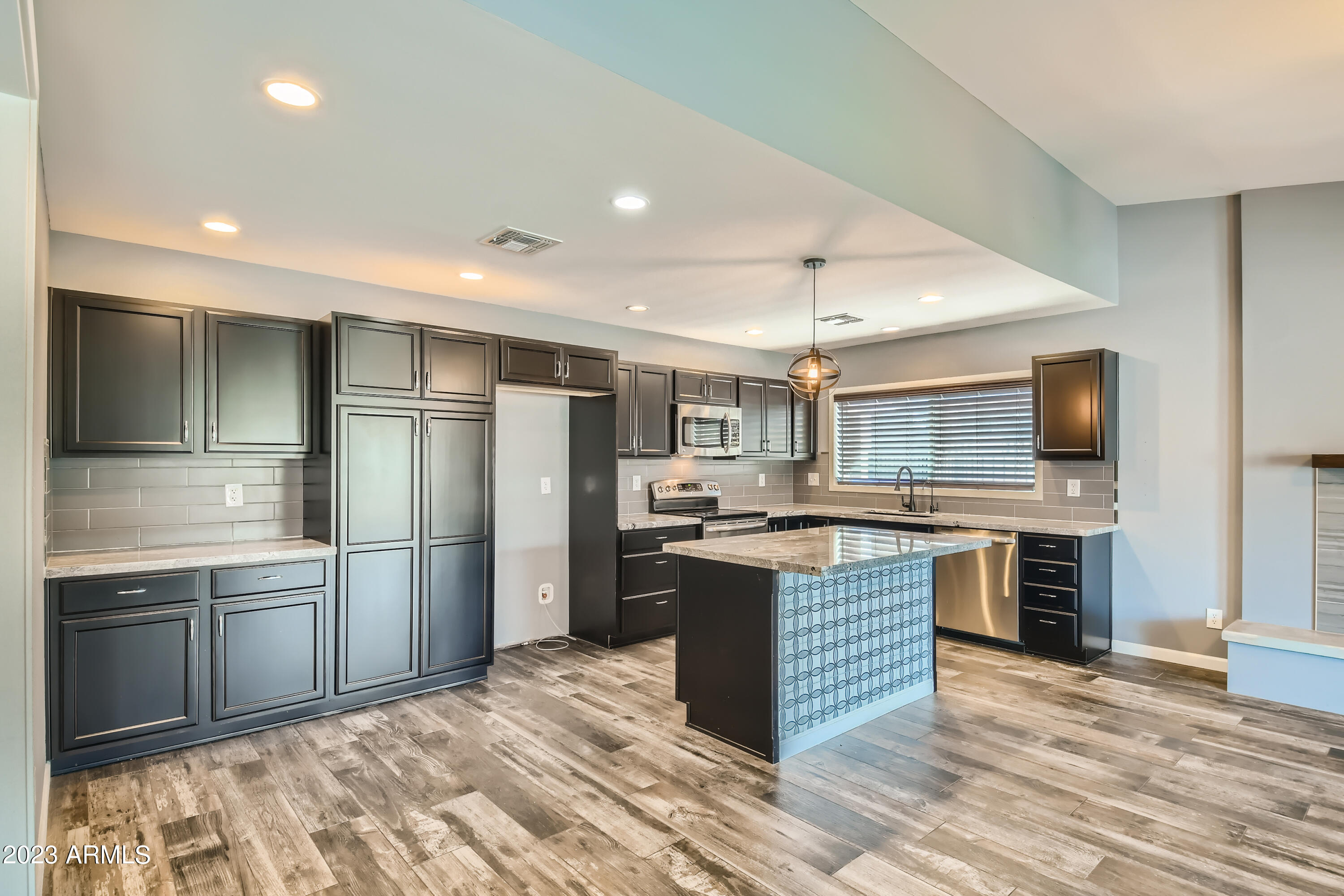 2432 West Hearn Road Phoenix, AZ 85023 - Photo 9 of 27 09 Kitchen