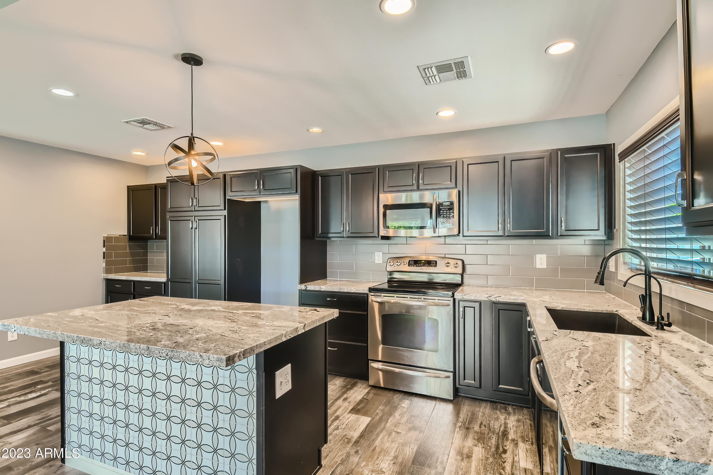 2432 West Hearn Road Phoenix, AZ 85023 - Photo 10 of 27 10 Kitchen