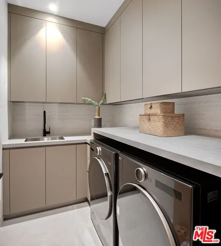 a close view of sink and tap