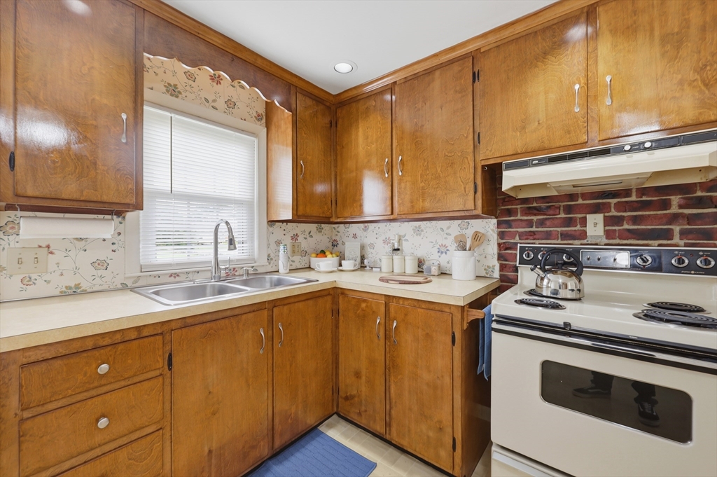 20 Elaine Street Webster, MA 01570 - Photo 7 of 24