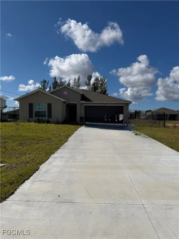 a view of residential houses with yard