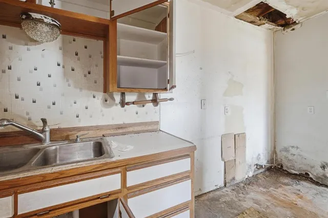 a view of utility room