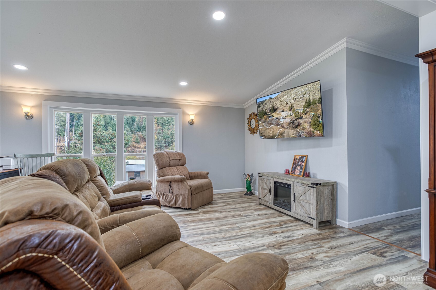 65 Sandstone Lane Cashmere, WA 98815 - Photo 10 of 39 a living room with furniture and a large window