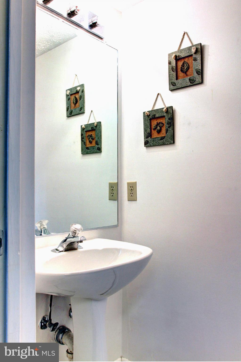 8036 Pine Ridge Road Pasadena, MD 21122 - Photo 12 of 27 Bath 1st Floor