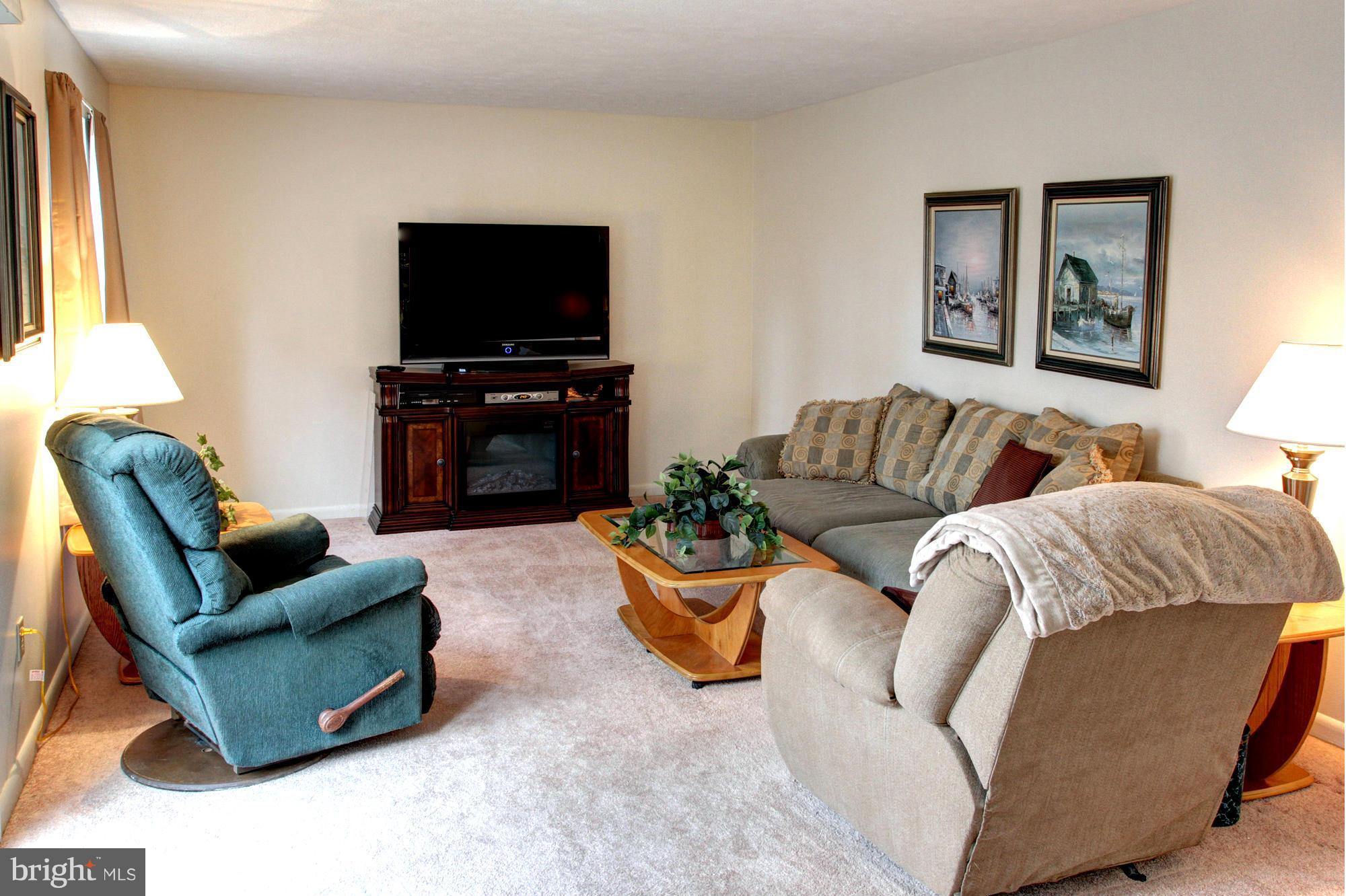8036 Pine Ridge Road Pasadena, MD 21122 - Photo 10 of 27 Family Room