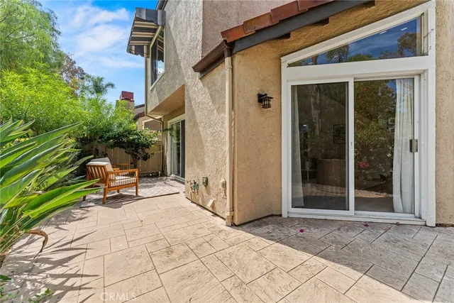 a bench is sitting in front of a house
