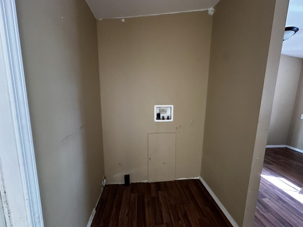 5629 Highway 393 Crestview, FL 32539 - Photo 9 of 17 Laundry Area