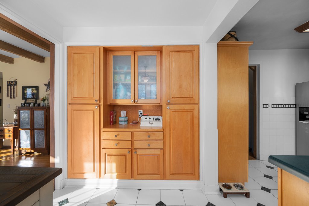 215 West Prospect Street Kewanee, IL 61443 - Photo 17 of 53 view of living room with furniture and refrigerator