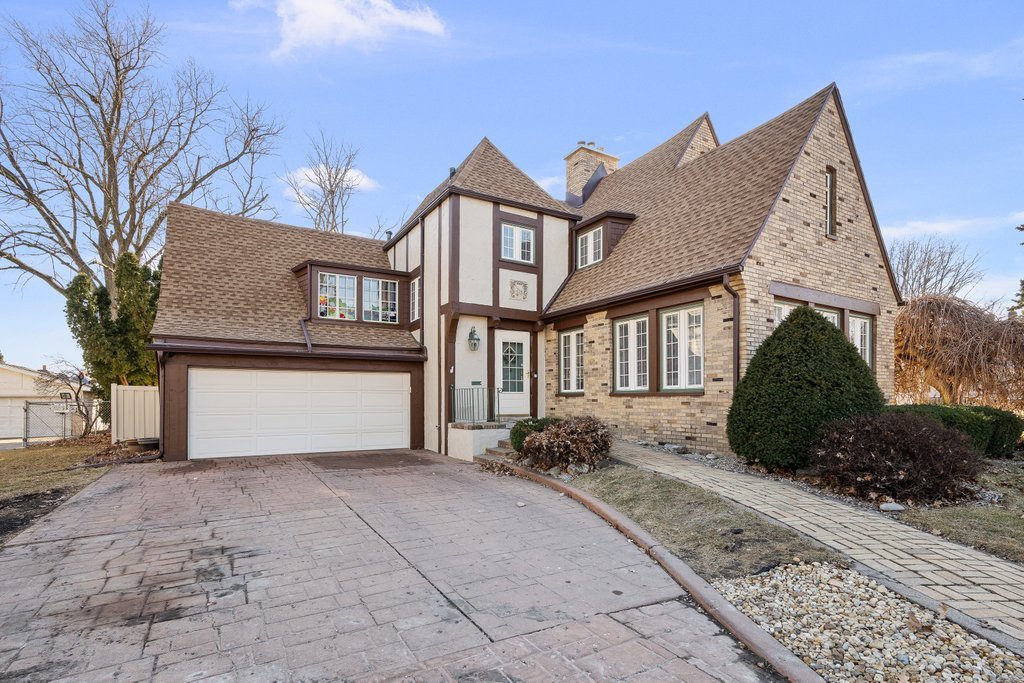 215 West Prospect Street Kewanee, IL 61443 - Photo 2 of 53 a front view of a house with a yard and potted plants