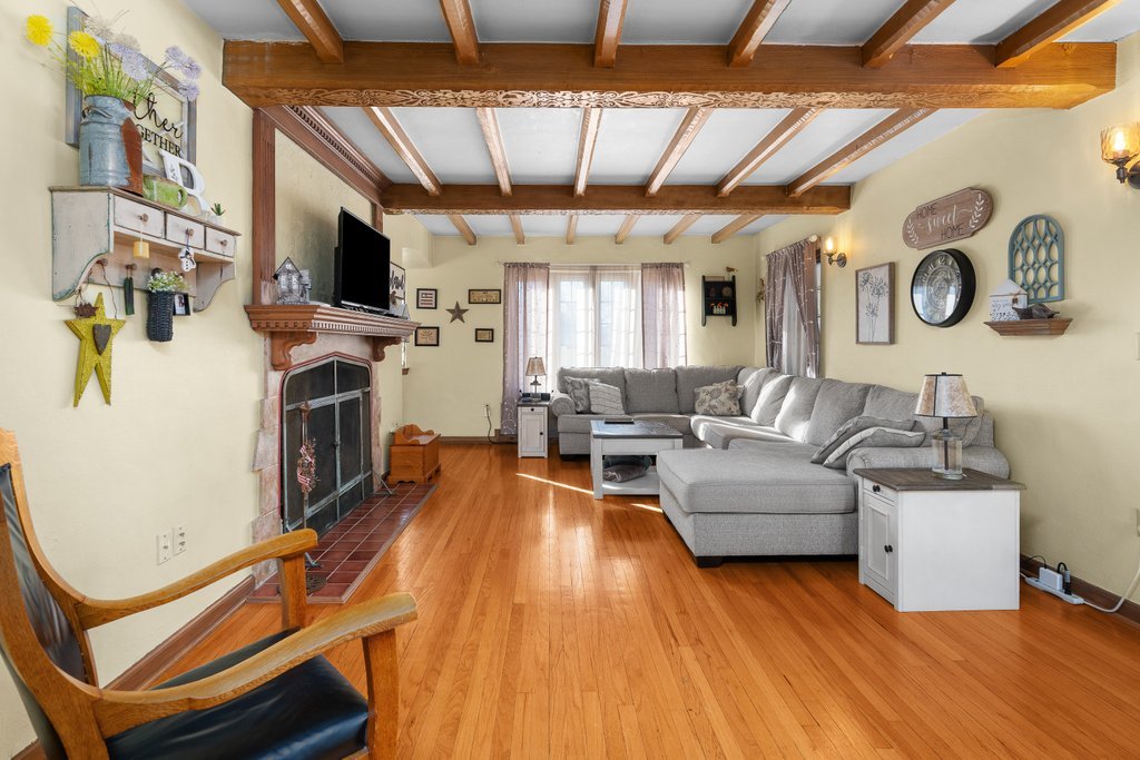 215 West Prospect Street Kewanee, IL 61443 - Photo 4 of 53 a living room with furniture and a flat screen tv