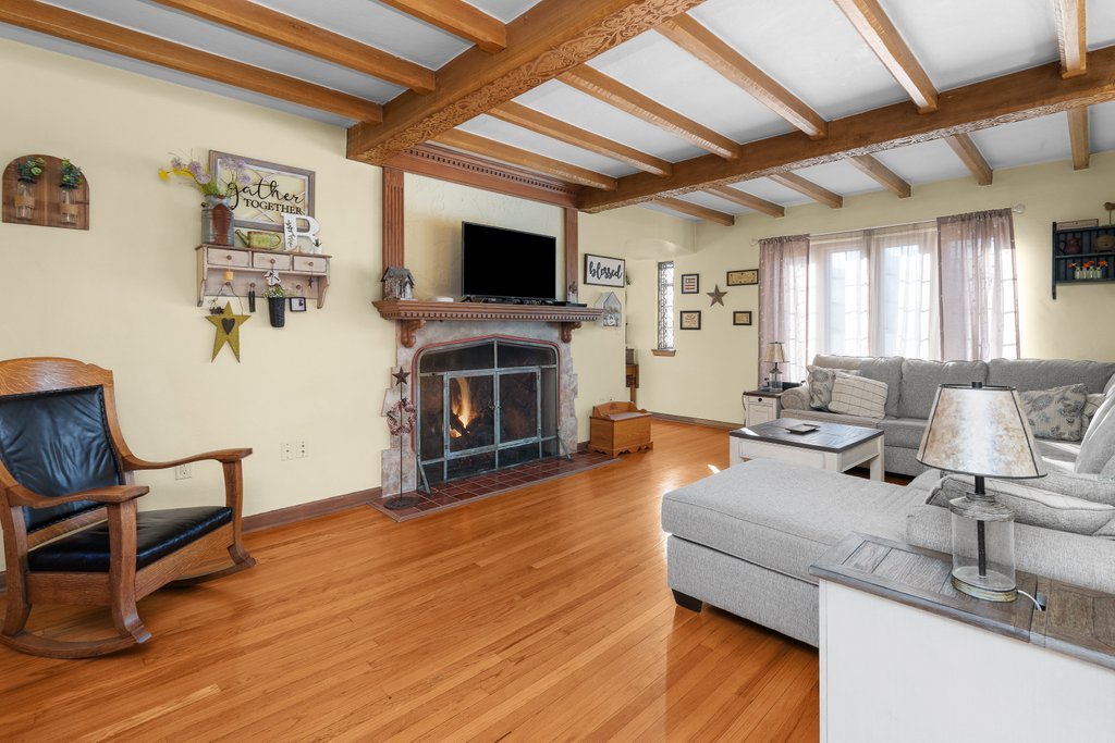 215 West Prospect Street Kewanee, IL 61443 - Photo 5 of 53 a living room with furniture and a flat screen tv