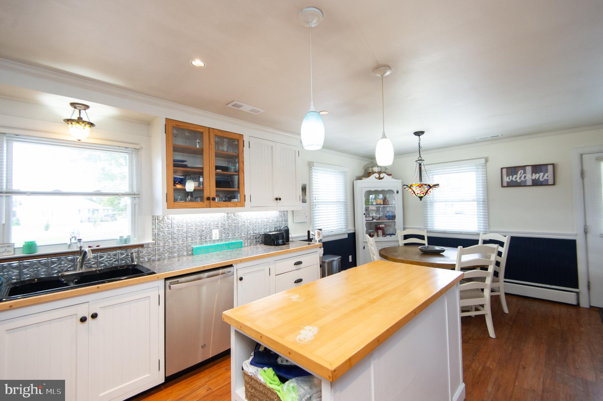 4909 Ravenwood Road Vienna, MD 21869 - Photo 7 of 27 Charming kitchen with modern touches.
