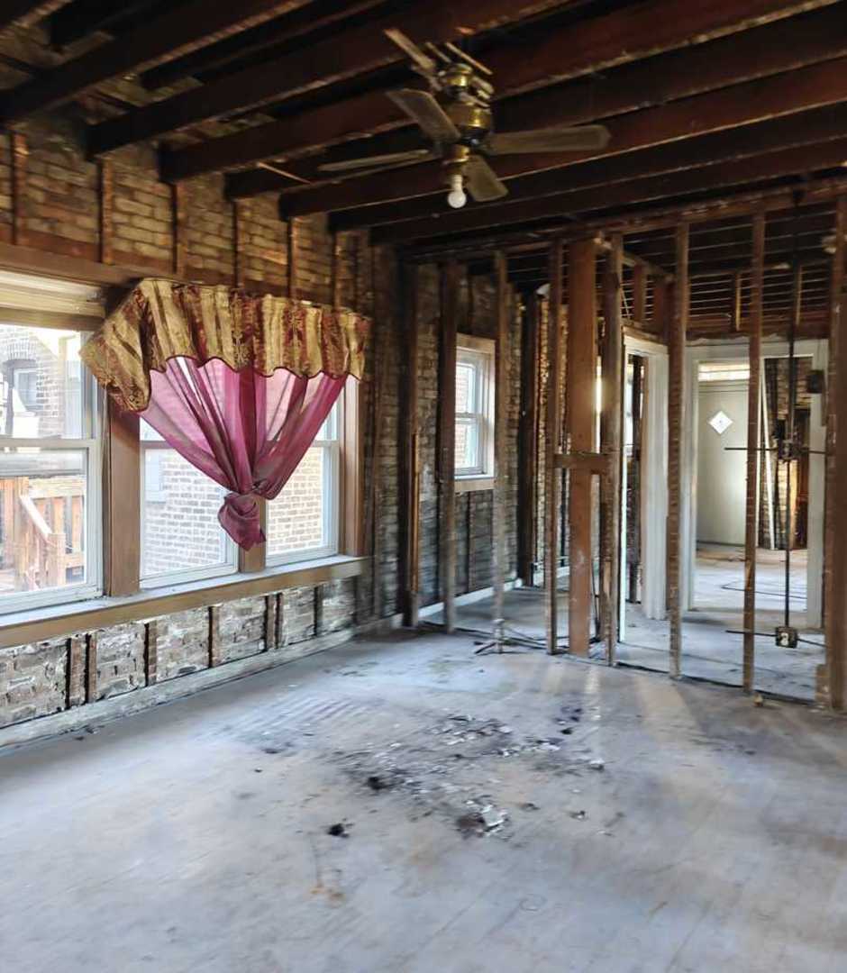 7524 South Colfax Avenue Chicago, IL 60649 - Photo 4 of 31