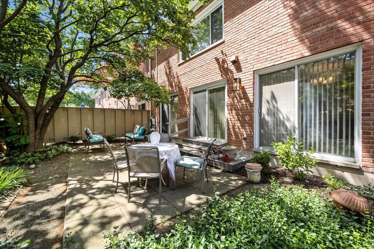 727 Raleigh Court Northbrook, IL 60062 - Photo 3 of 20