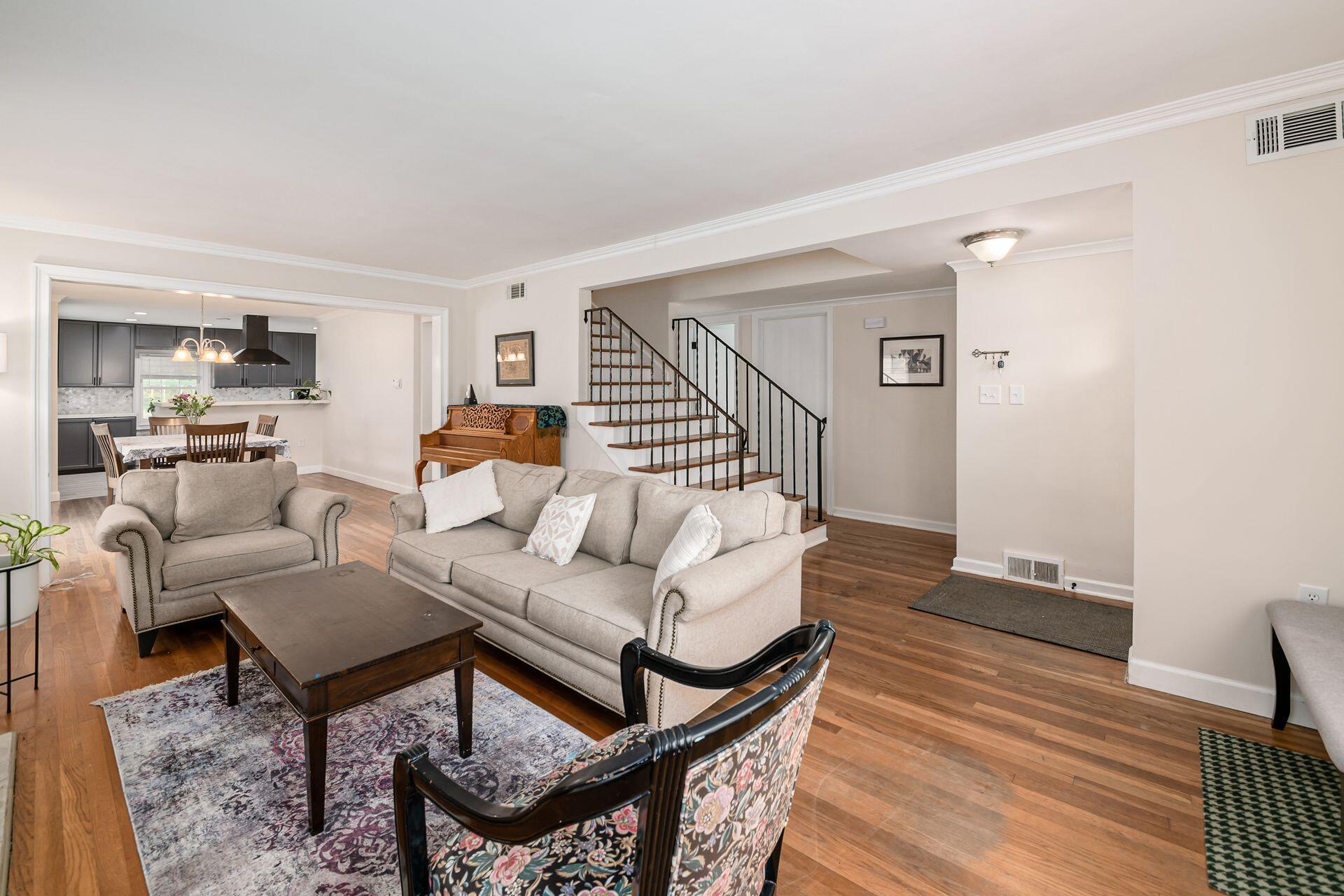 281 South Broadleigh Road Columbus, OH 43209 - Photo 11 of 44 012__L 281 S Broadleigh Rd030
