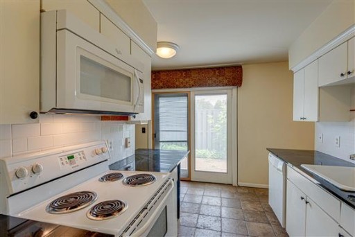 1900 Richard Jones Road, Unit V2 Nashville, TN 37215 - Photo 8 of 23 a kitchen with a stove and a microwave