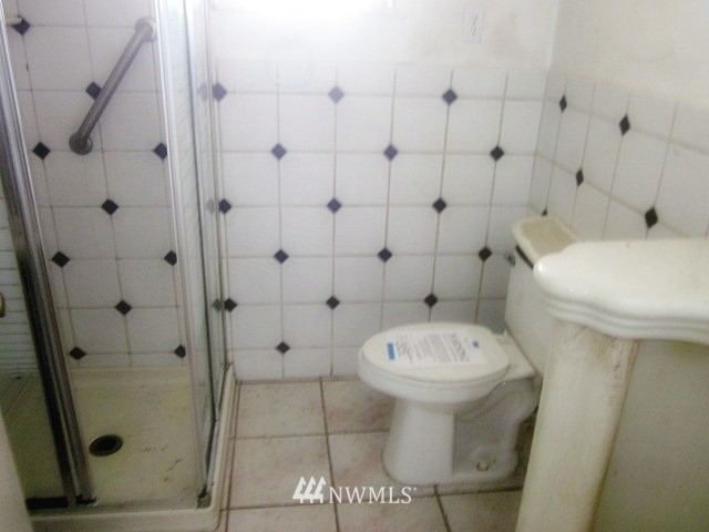266 Stringtown Road Ilwaco, WA 98624 - Photo 6 of 13 a bathroom with a sink toilet and shower