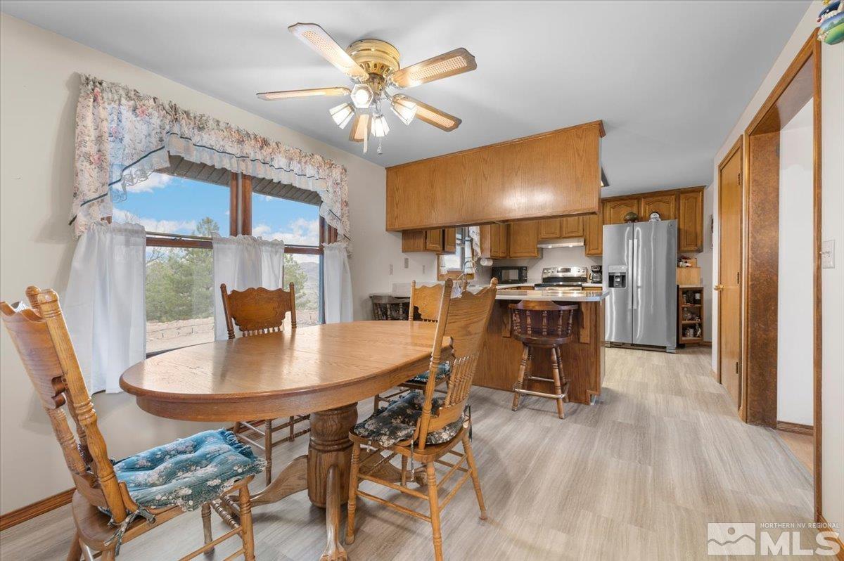 5790 Whiskey Springs Road Reno, NV 89510 - Photo 11 of 40 a dining room with furniture and window
