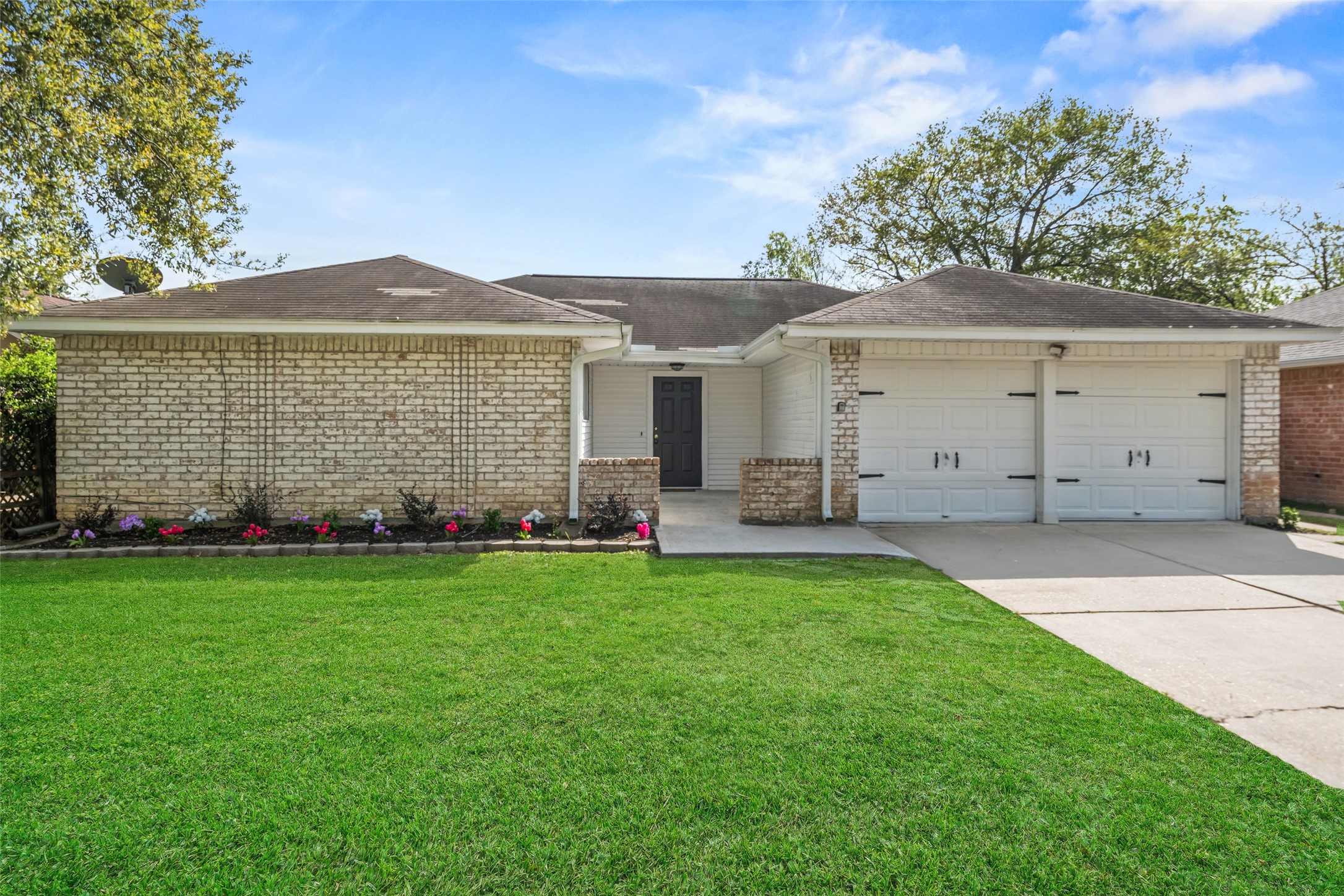 5726 Yorkgate Drive Spring, TX 77373 - Photo 3 of 20 a front view of house with yard and green space