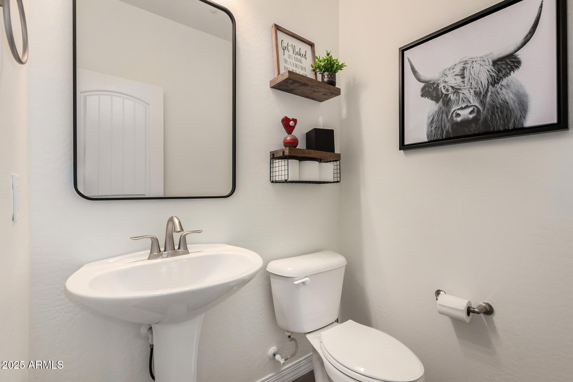 3420 East Indigo Street Gilbert, AZ 85298 - Photo 11 of 27 a bathroom with a toilet a sink and mirror