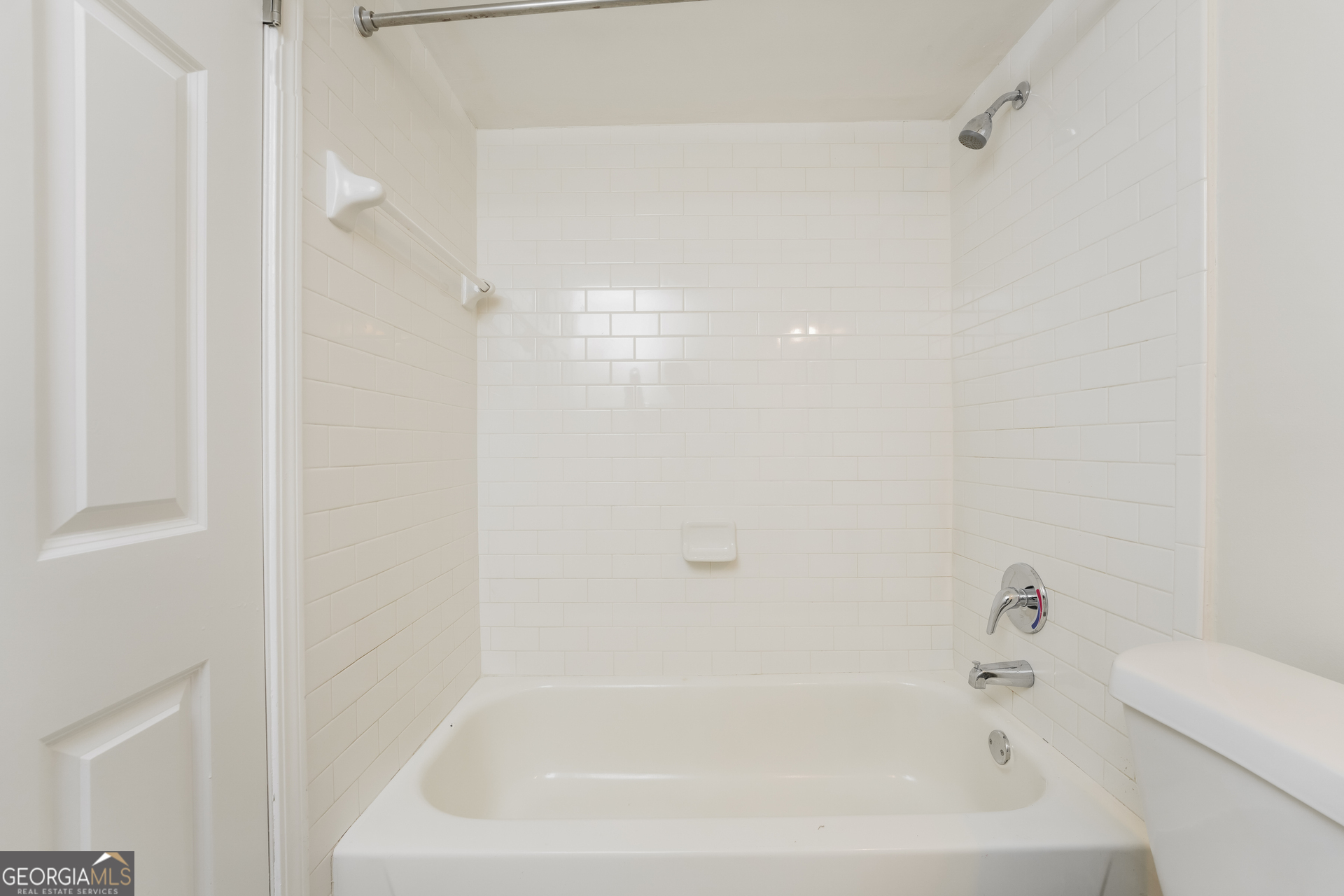 35 La Rue Place Northwest Atlanta, GA 30327 - Photo 17 of 20 a bathroom with a bathtub
