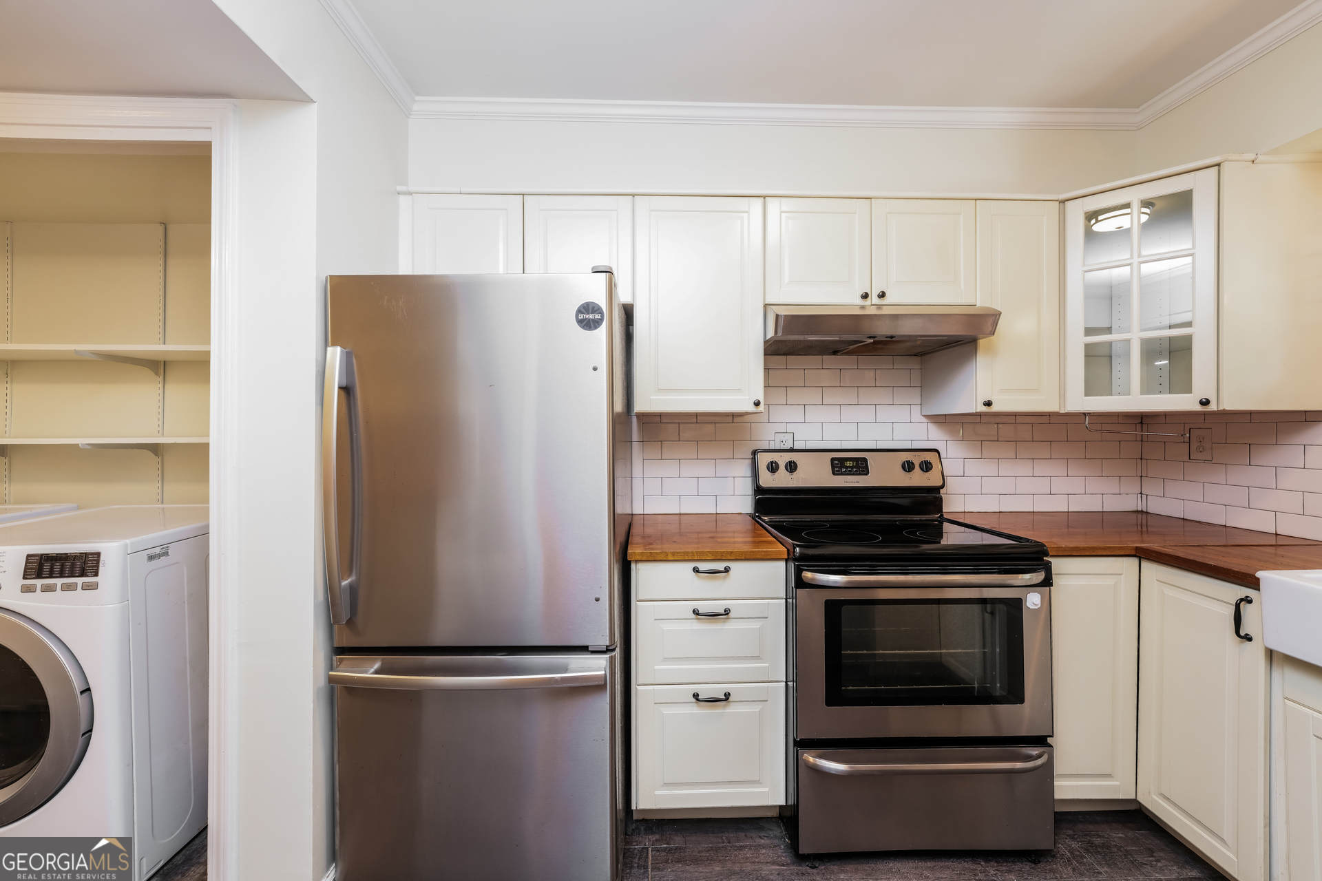 35 La Rue Place Northwest Atlanta, GA 30327 - Photo 8 of 20 a kitchen with a stove and a refrigerator