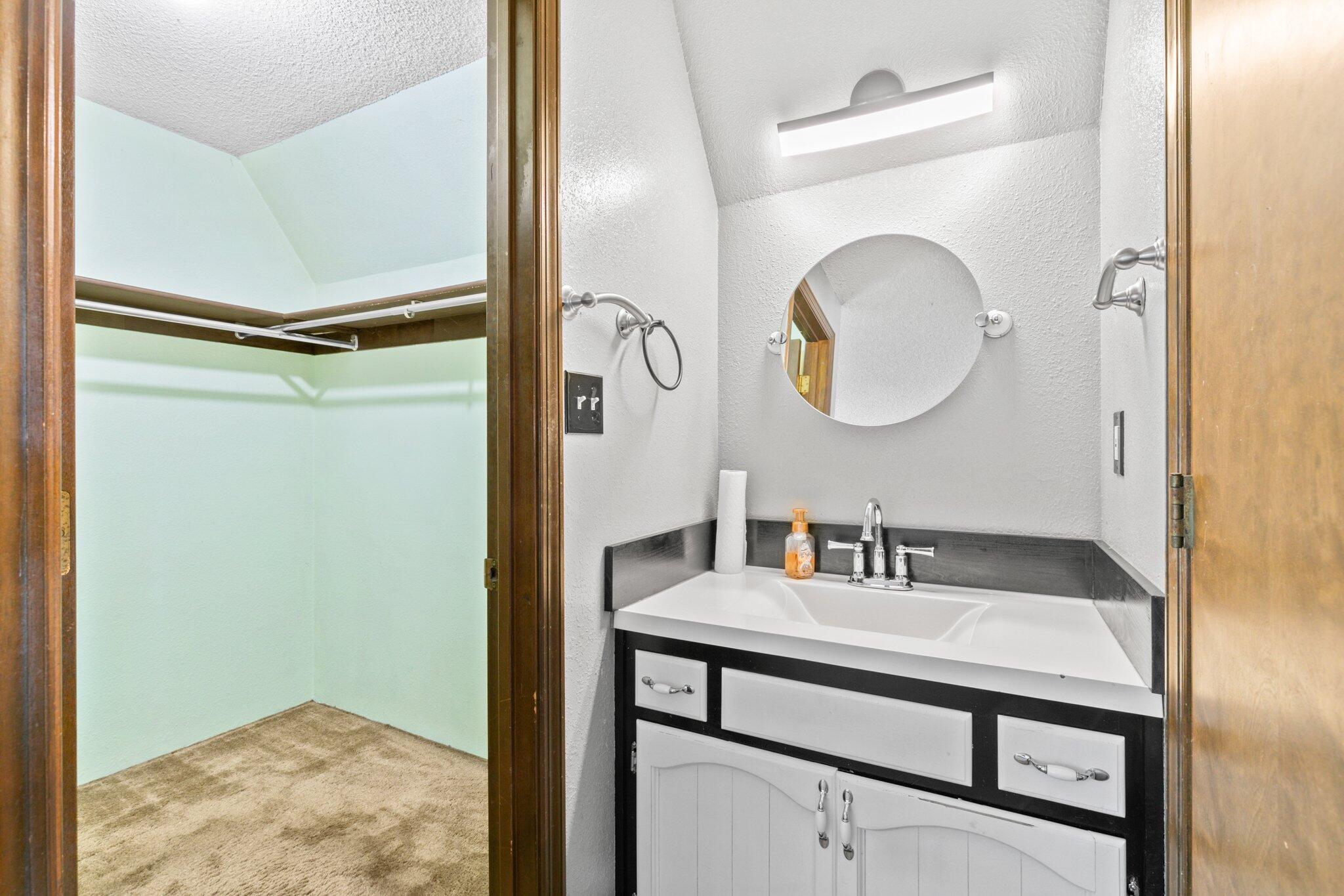 1875 Crowfoot Road Eagle Point, OR 97524 - Photo 9 of 27 Upstairs-bathroom copy