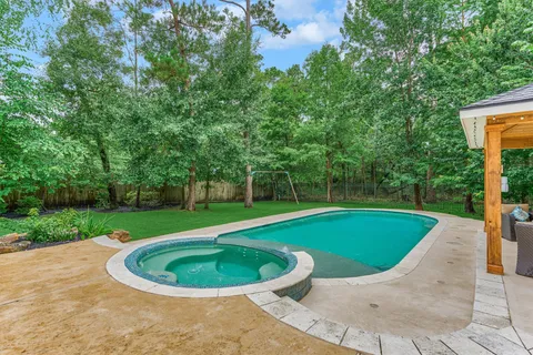 $1,100,000 | 168 West Shadowpoint Circle, The Woodlands, TX 77381