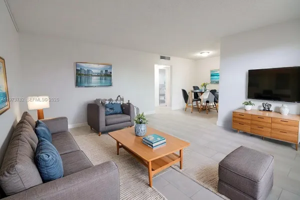 $1,650 | 400 Northeast 1st Street, Unit 207, Hallandale Beach, FL 33009