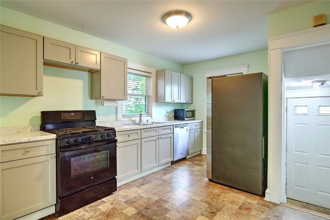 4 Talbot Manor Cranston, RI 02905 - Photo 17 of 36