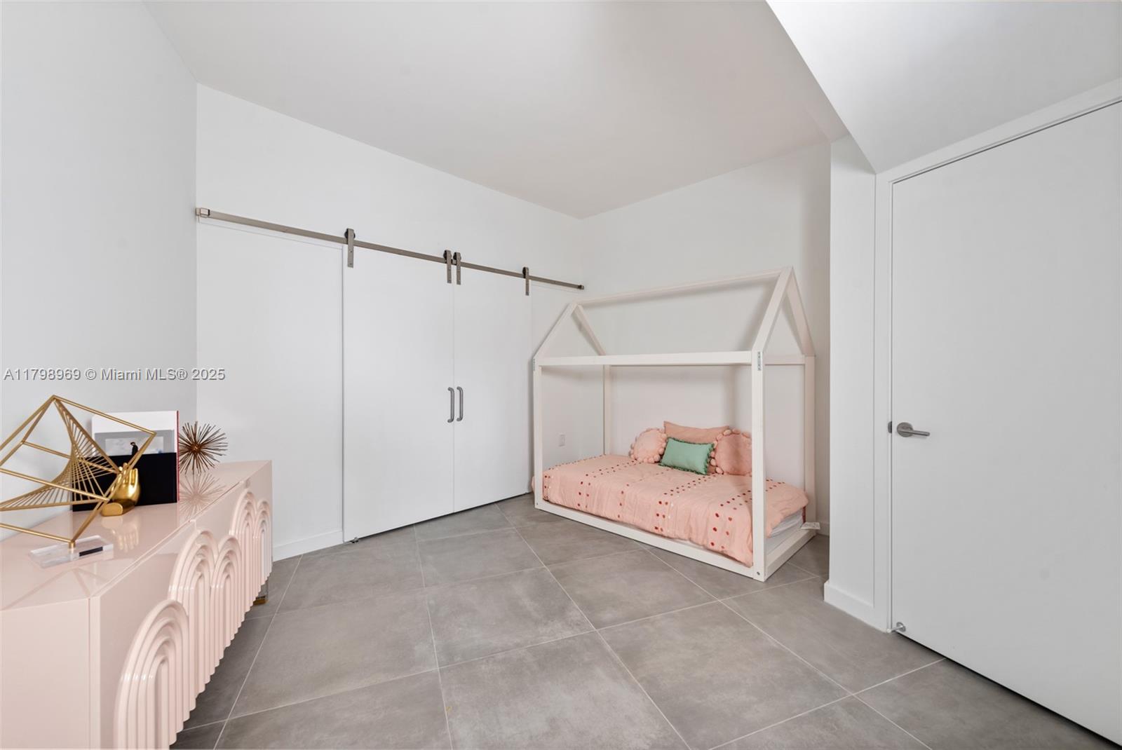 851 Northeast 1st Avenue, Unit 4011 Miami, FL 33132 - Photo 22 of 37 a bedroom with a bed and a shower