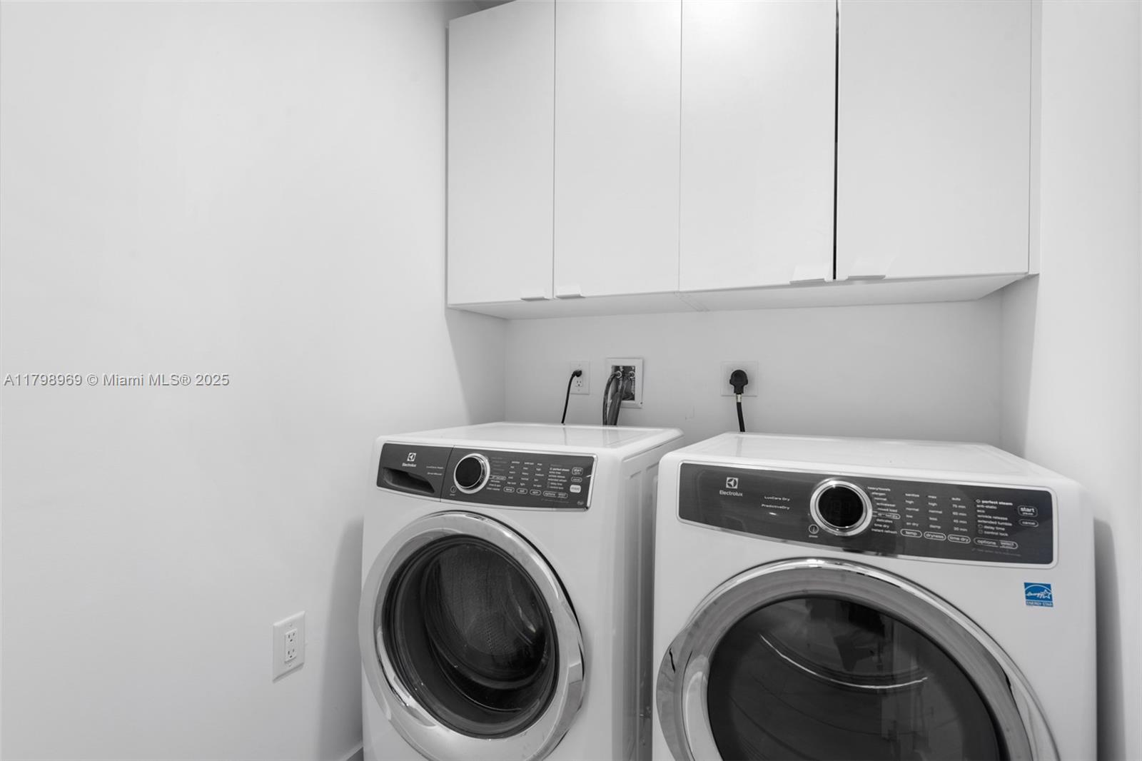 851 Northeast 1st Avenue, Unit 4011 Miami, FL 33132 - Photo 32 of 37 a utility room with dryer and washer