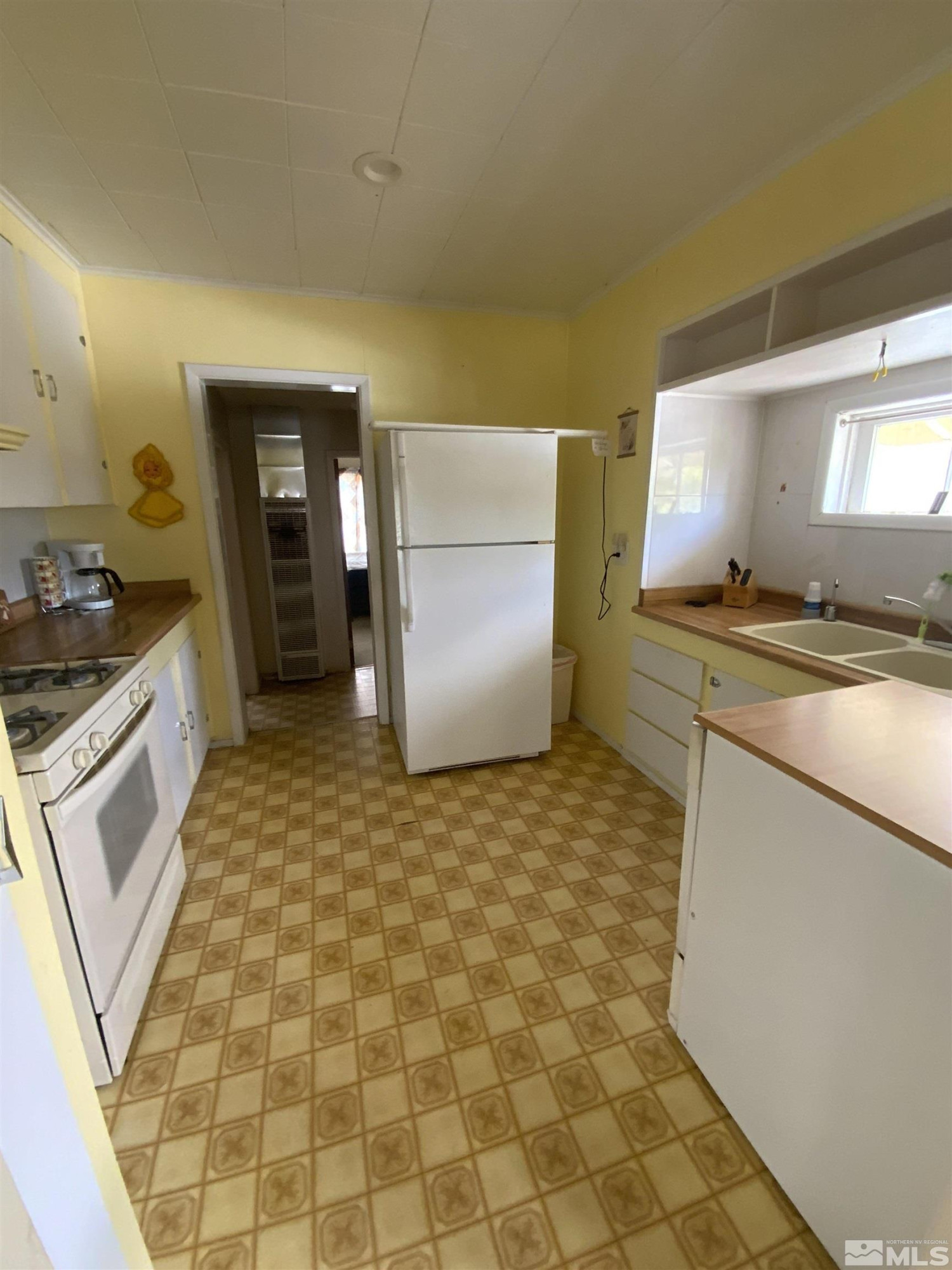 200 McLean Road Fallon, NV 89406 - Photo 11 of 16 a kitchen with granite countertop a stove a sink and a refrigerator